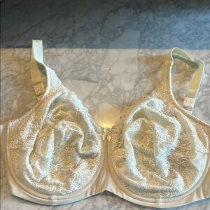 NWOT Elila Cream Supportive Bra with Adjustable Straps
